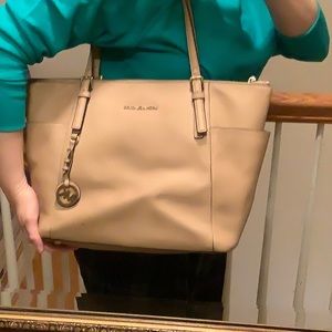 Michael Michael Kors Medium Voyager in Nude